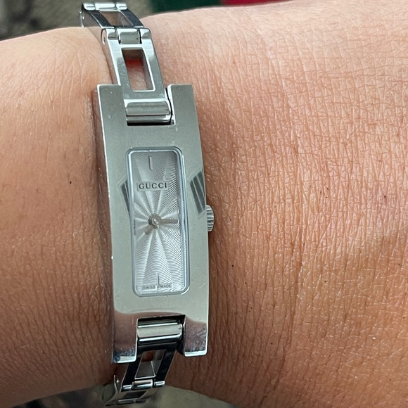 GUCCI Gucci Silver Stainless Steel 3900L Women's Wristwatch - Picture 2 of 10